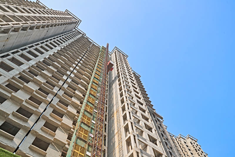 仰视现代建筑办公楼和局部景观