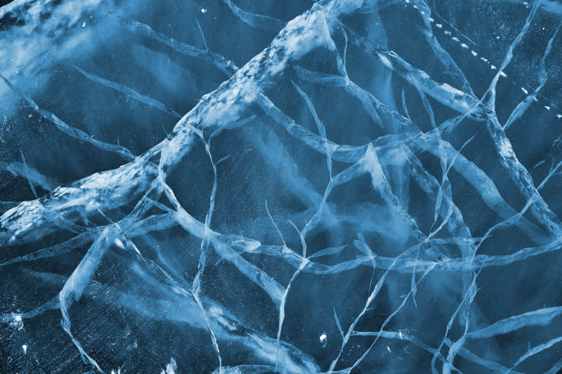 冬天冻结的湖面冰层花纹