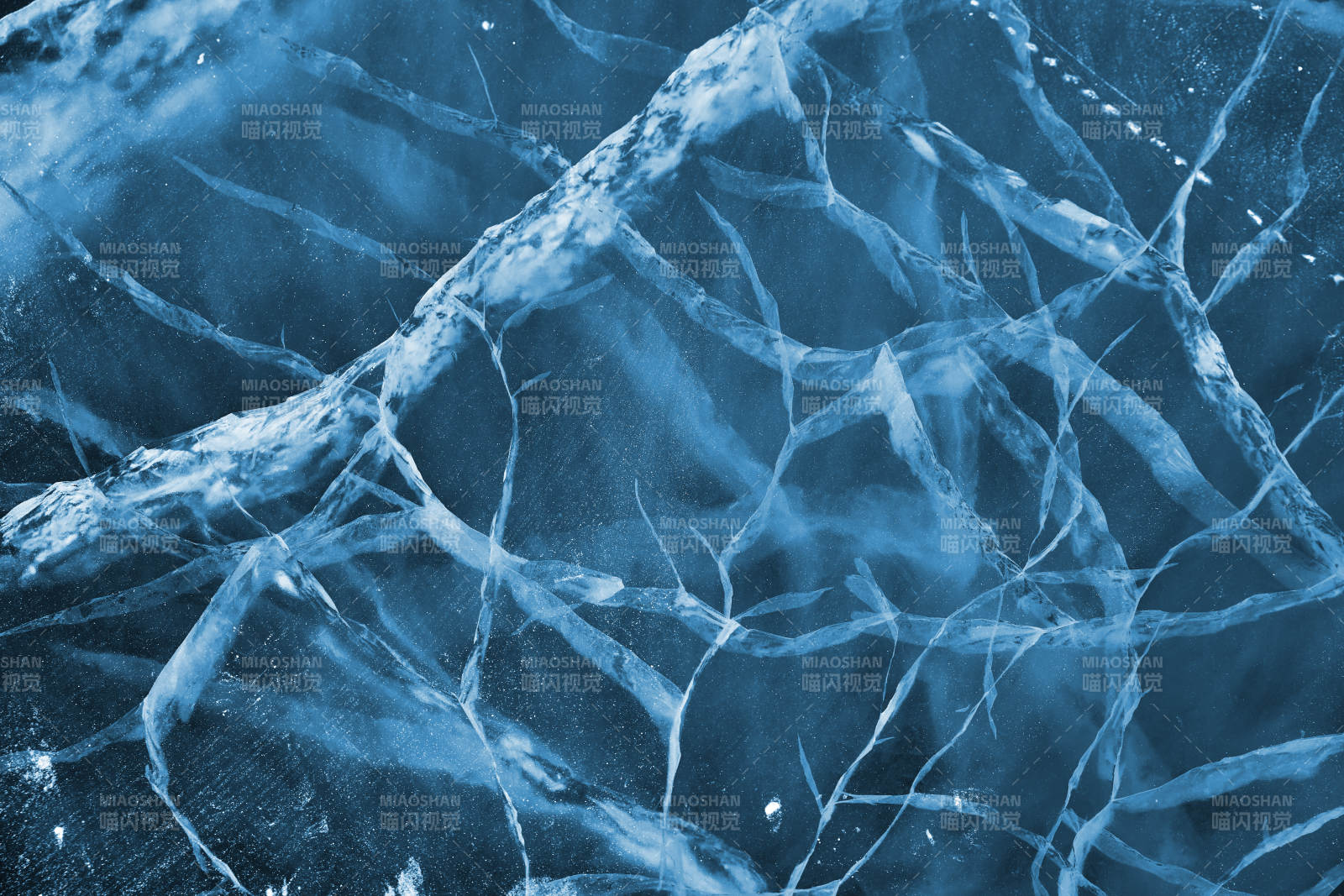 冬天冻结的湖面冰层花纹