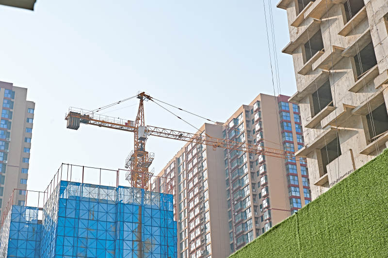 仰视现代建筑办公楼和局部景观