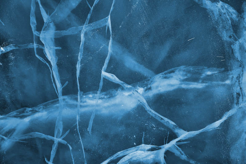 冬天冻结的湖面冰层花纹