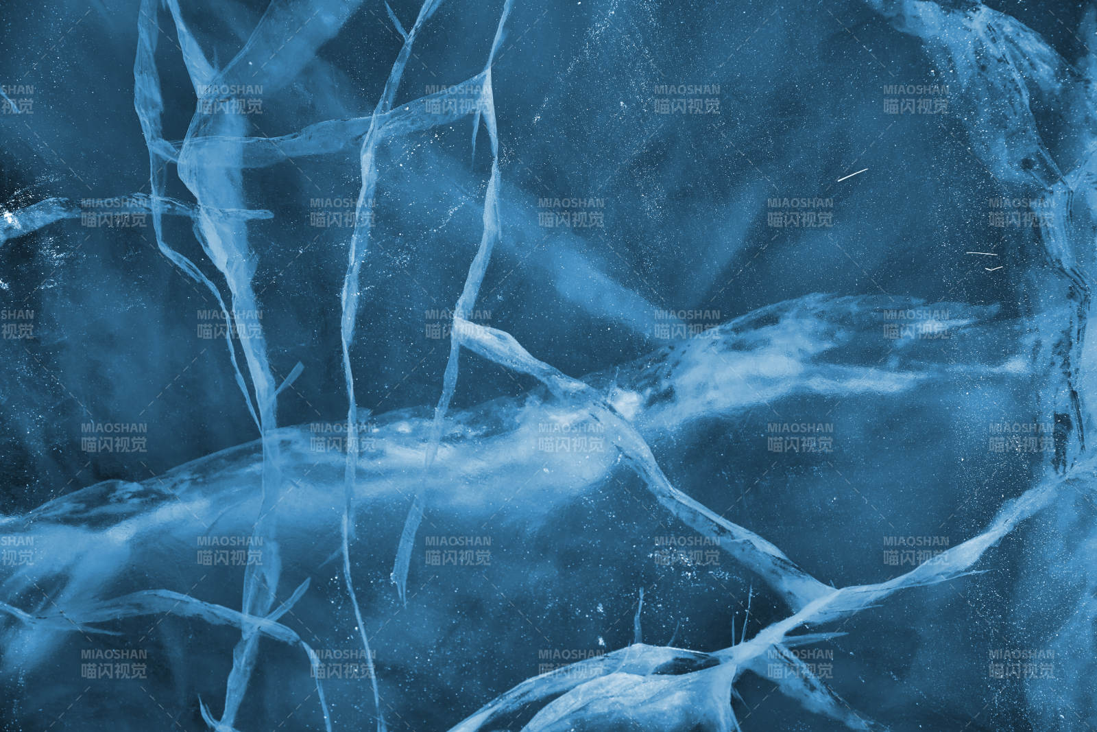 冬天冻结的湖面冰层花纹