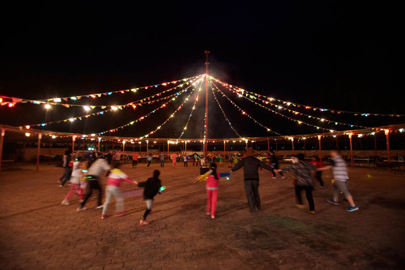 熊熊烈焰燃烧的炙热篝火