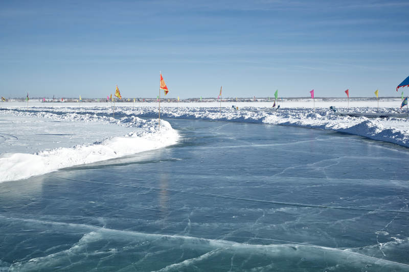 河北省张家口沽源县天鹅湖冬季湖面滑冰跑道