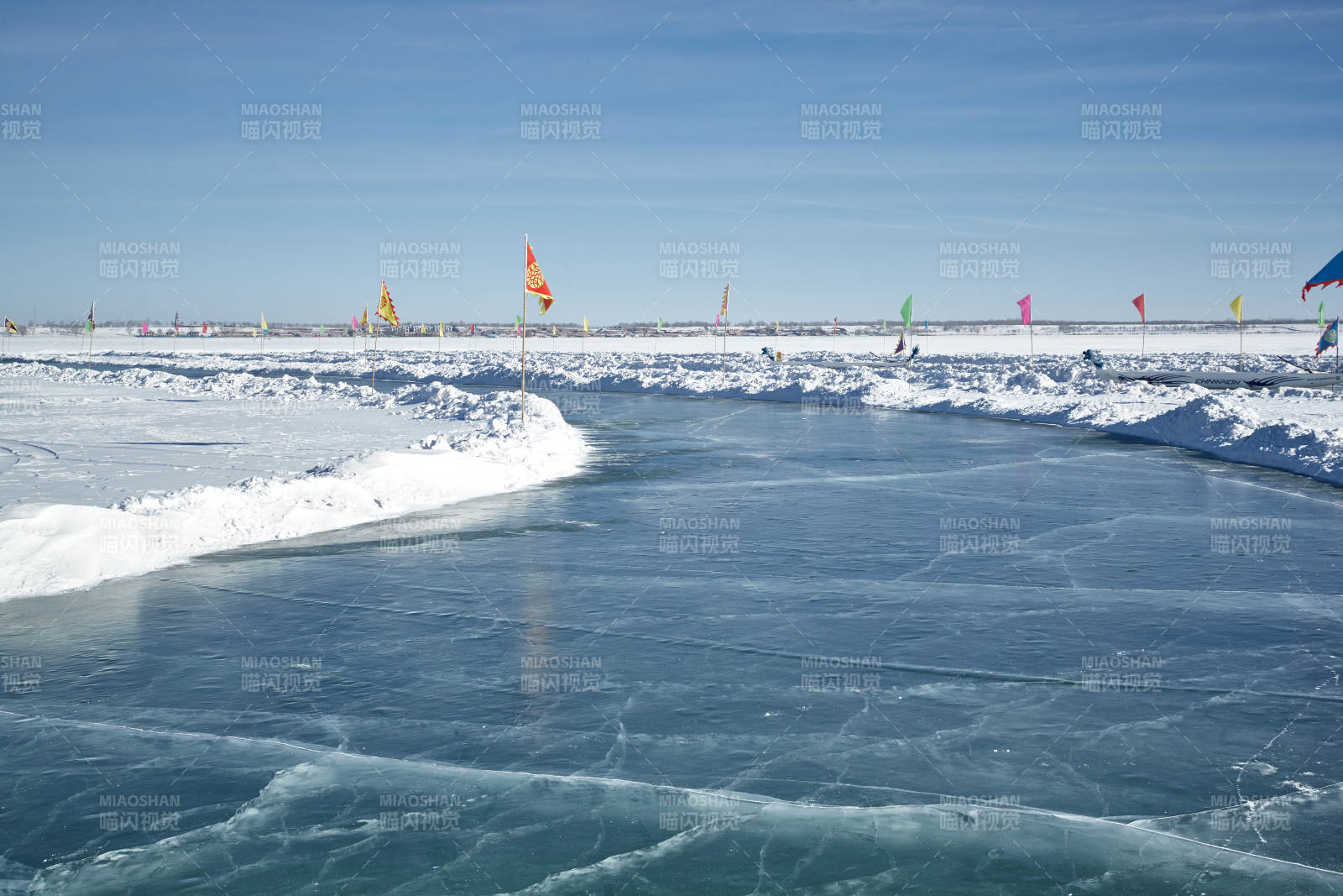 河北省张家口沽源县天鹅湖冬季湖面滑冰跑道