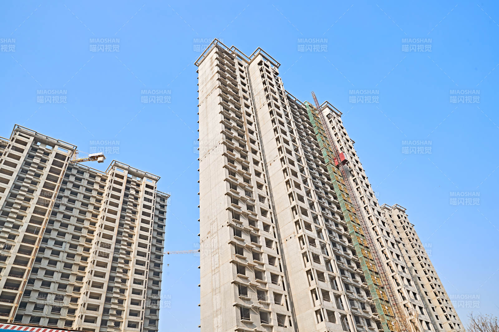 仰视现代建筑办公楼和局部景观