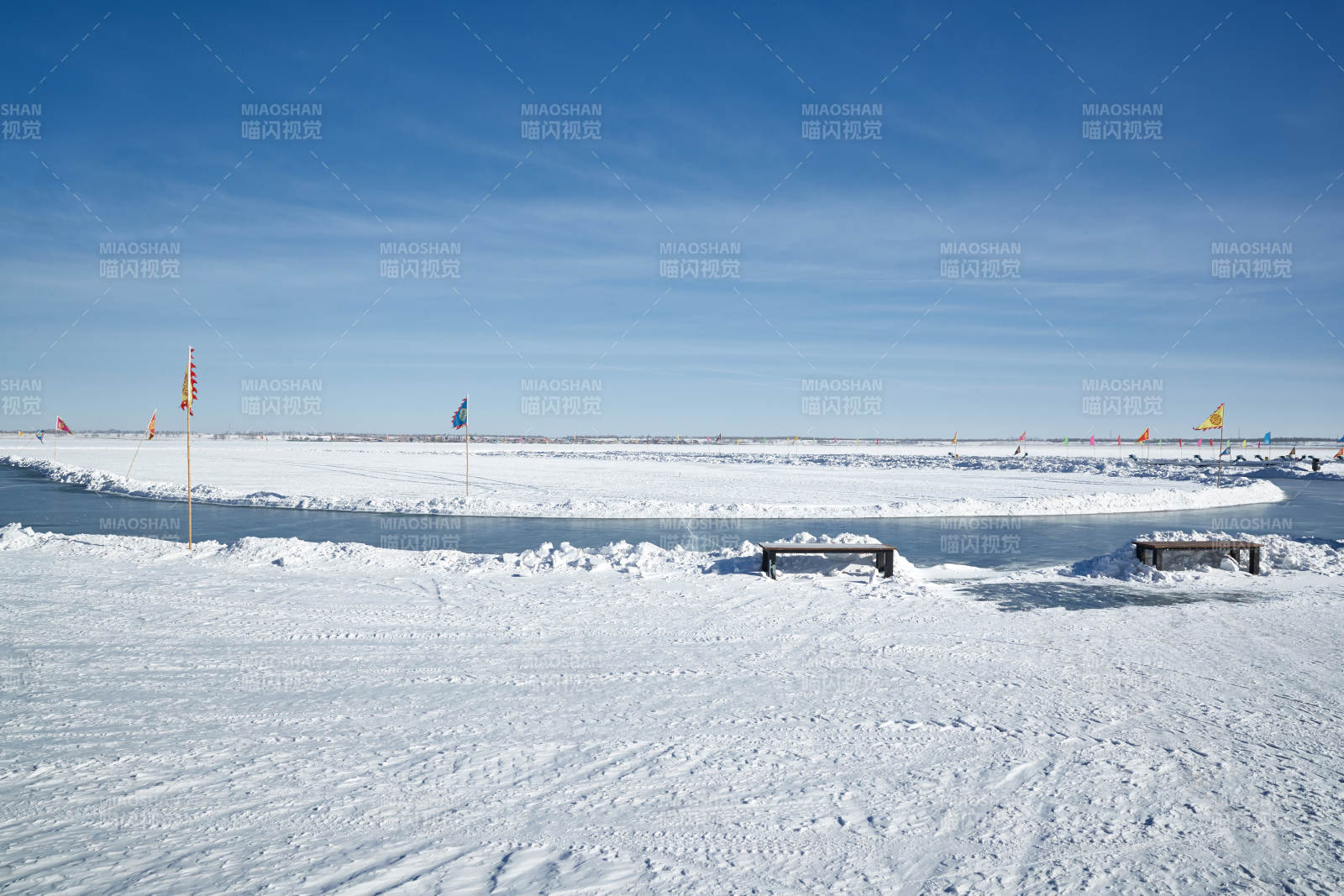 河北省张家口沽源县天鹅湖冬季湖面滑冰跑道