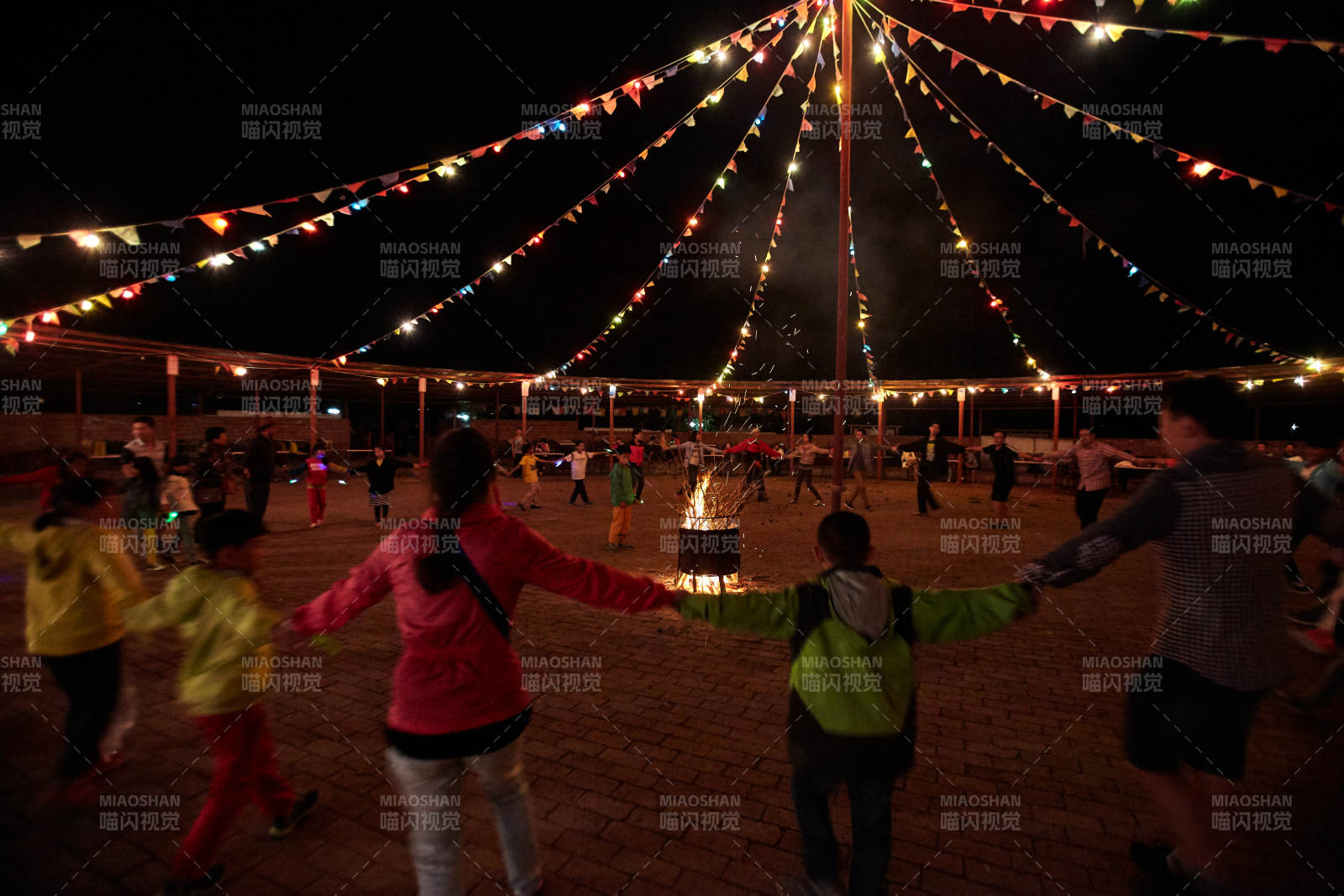 熊熊烈焰燃烧的炙热篝火