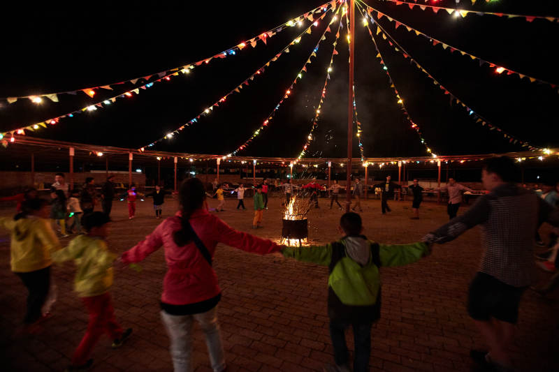 熊熊烈焰燃烧的炙热篝火