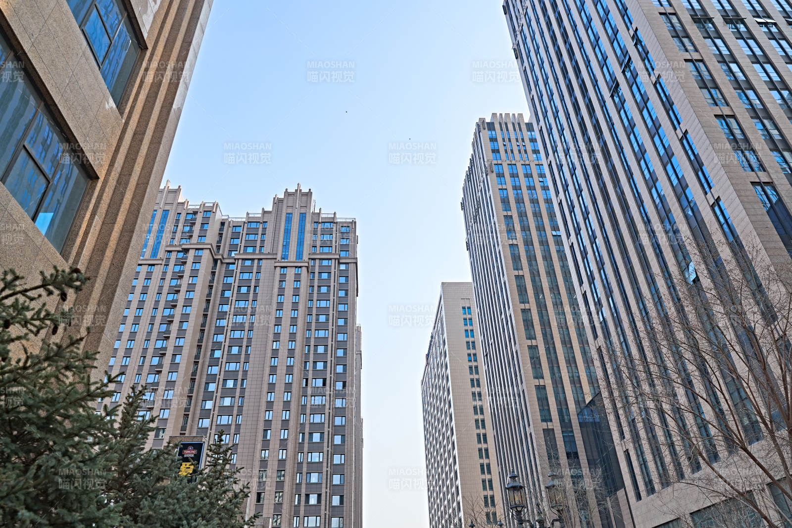 仰视现代建筑办公楼和局部景观