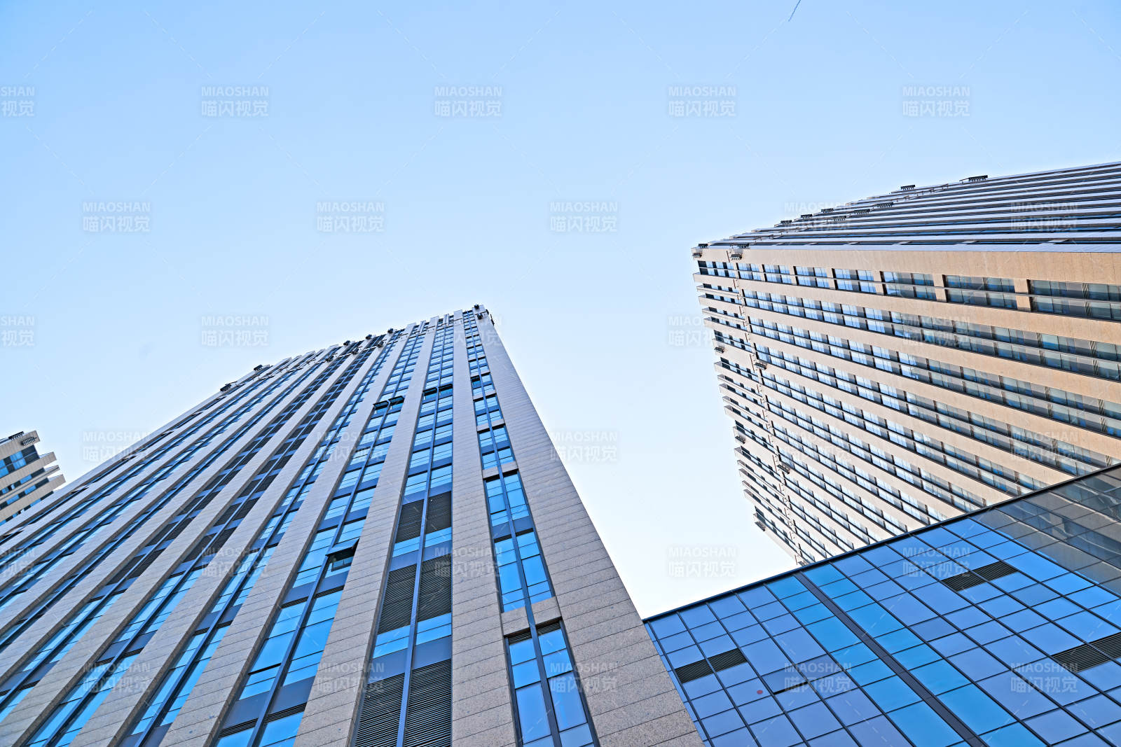 仰视现代建筑办公楼和局部景观