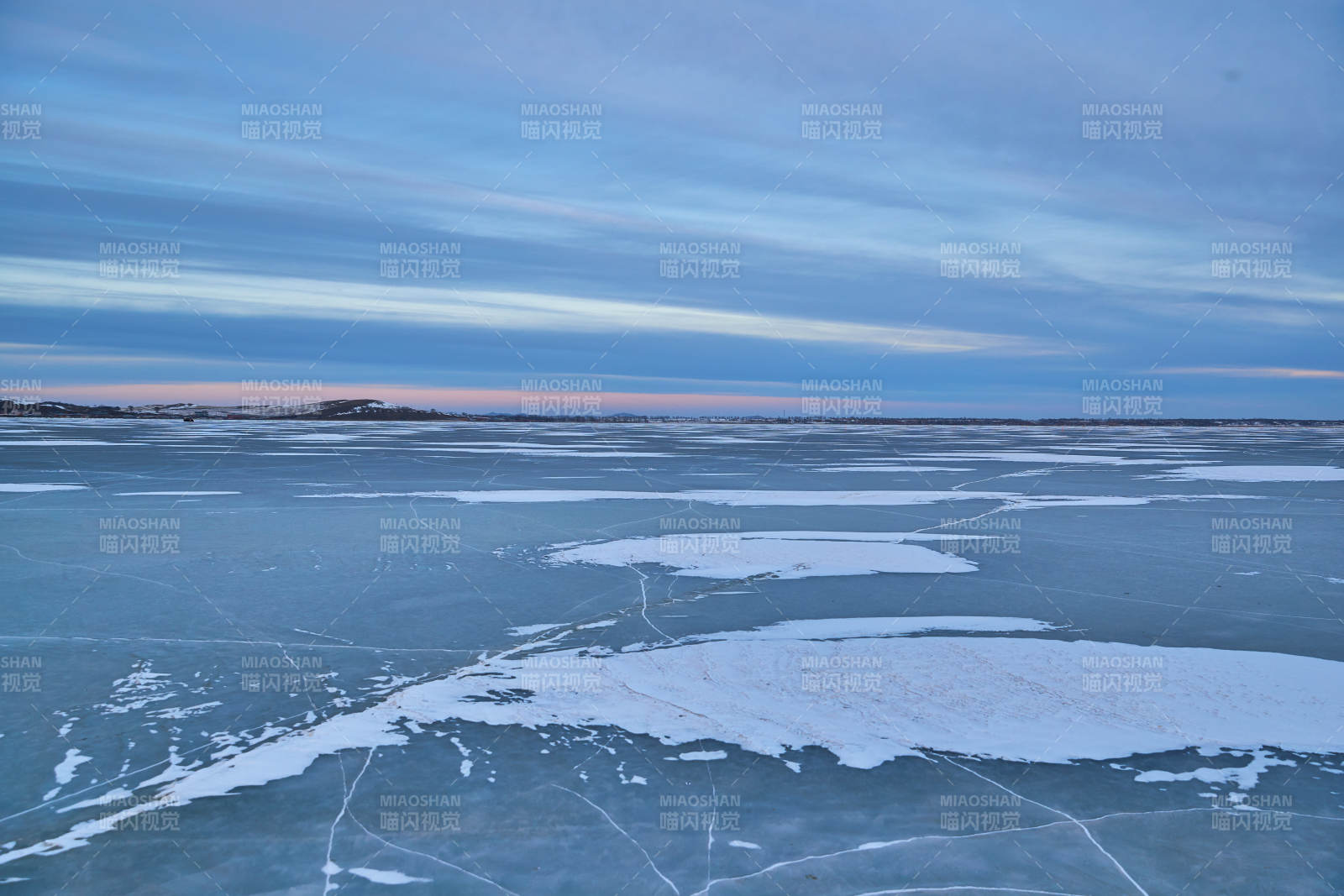 中国河北省沽源县库伦淖湖冬季冰上风光