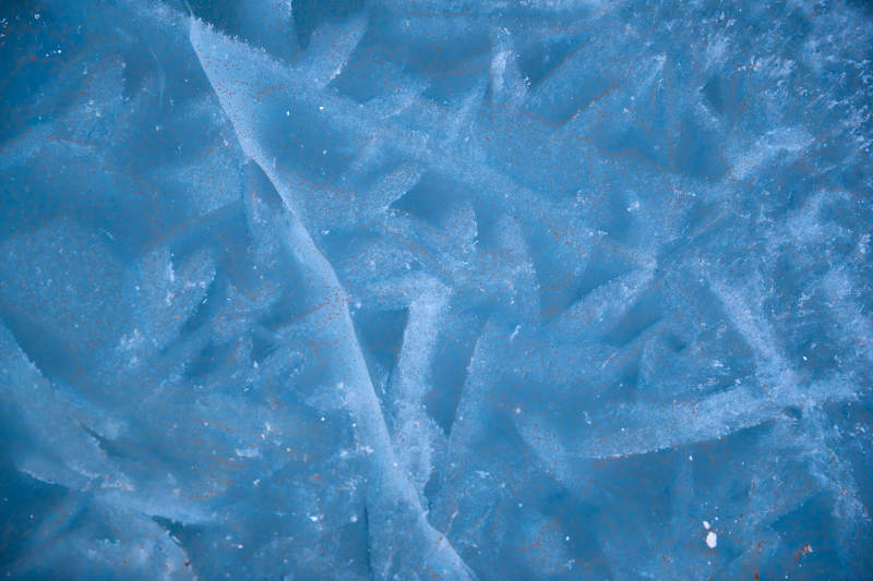 冬天冻结的湖面冰层花纹