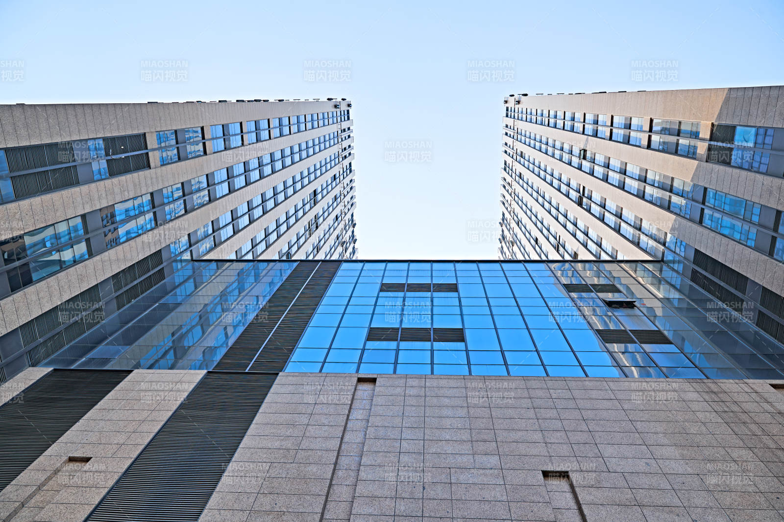 仰视现代建筑办公楼和局部景观