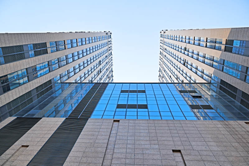 仰视现代建筑办公楼和局部景观