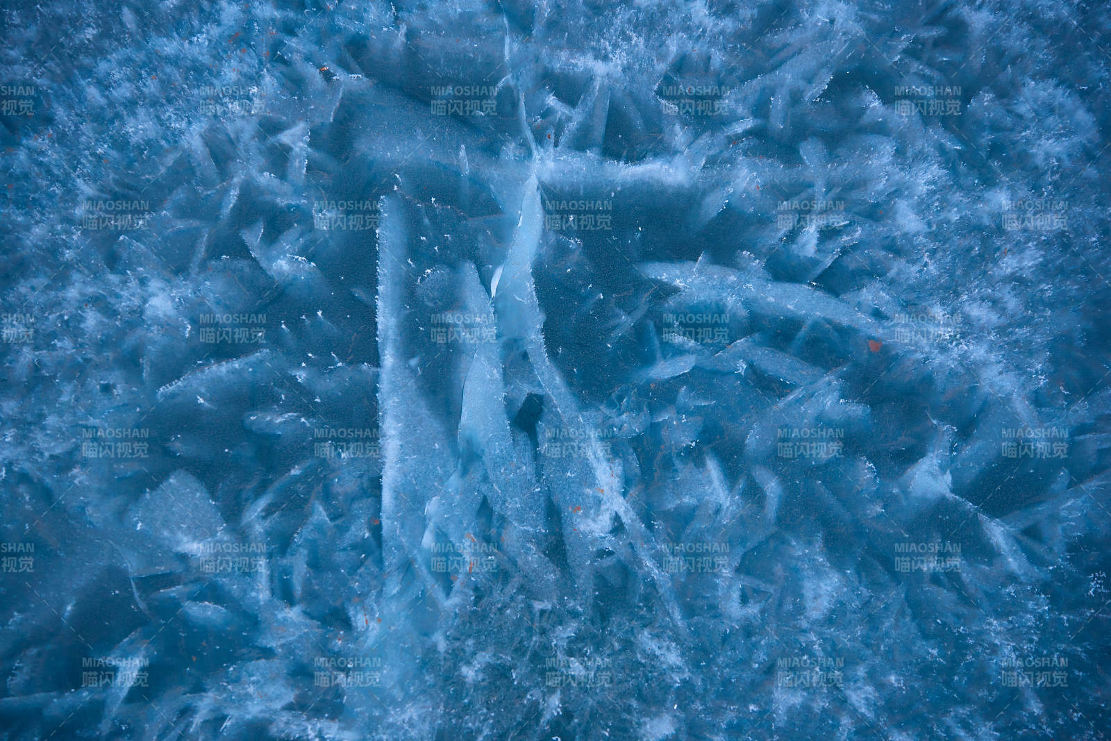 冬天冻结的湖面冰层花纹