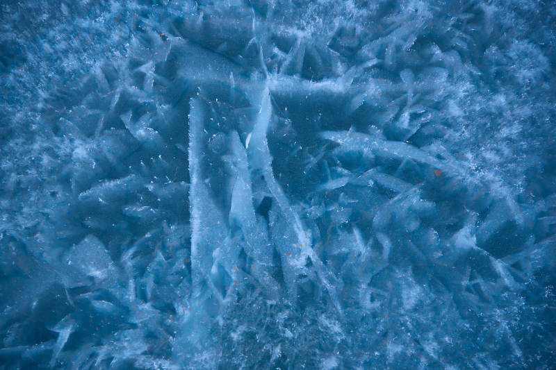 冬天冻结的湖面冰层花纹