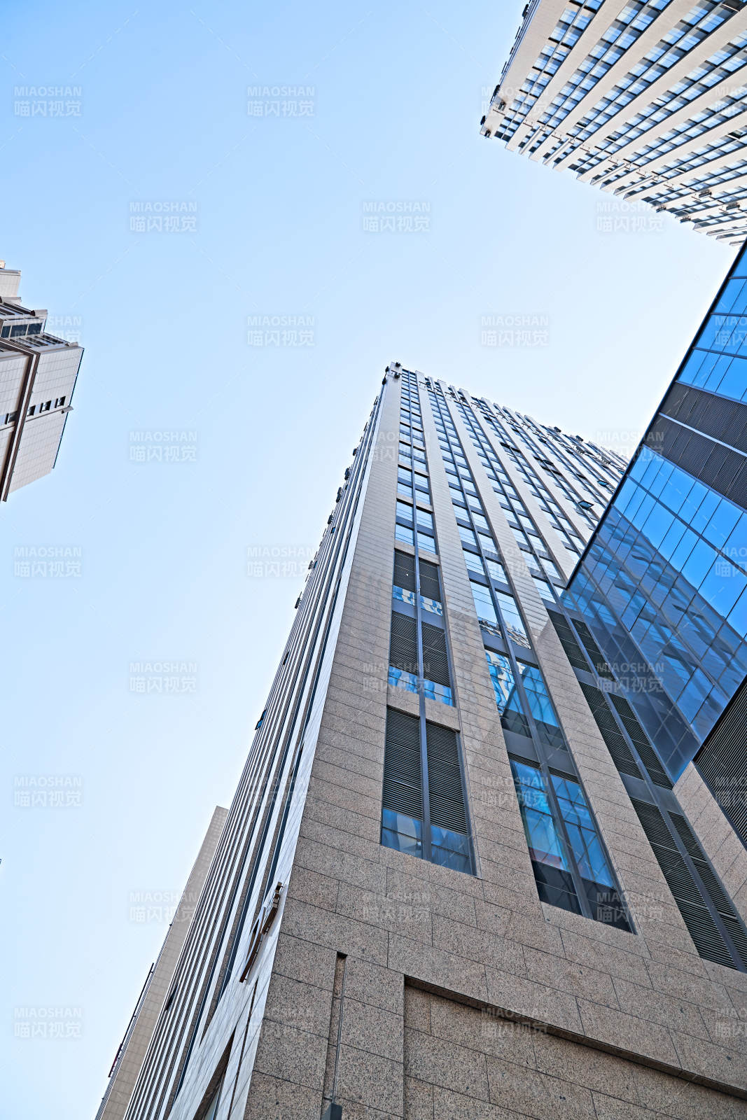 仰視現代建筑辦公樓和局部景觀