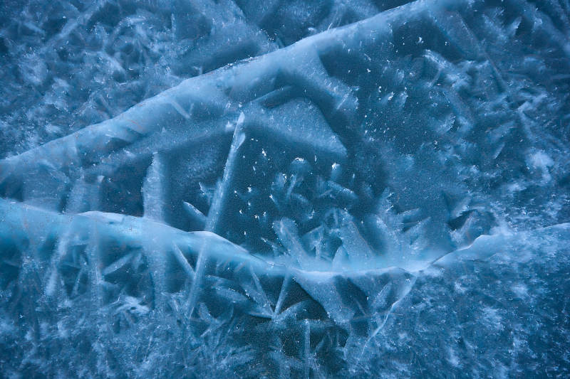 冬天冻结的湖面冰层花纹