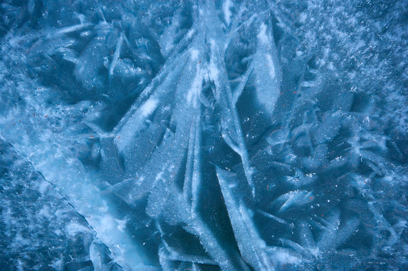 冬天冻结的湖面冰层花纹
