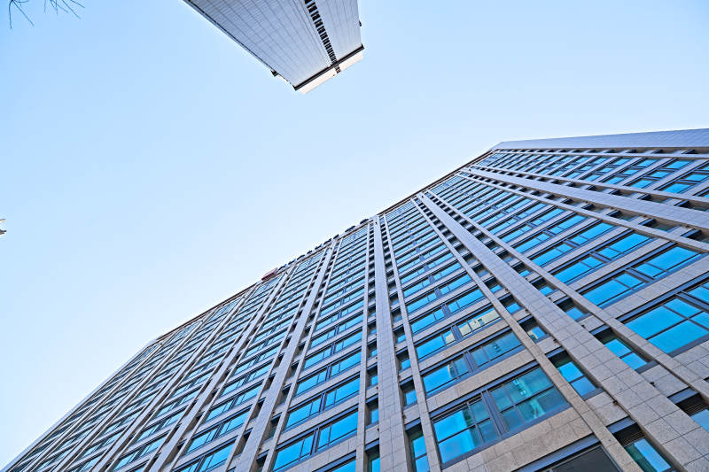 仰視現代建筑辦公樓和局部景觀