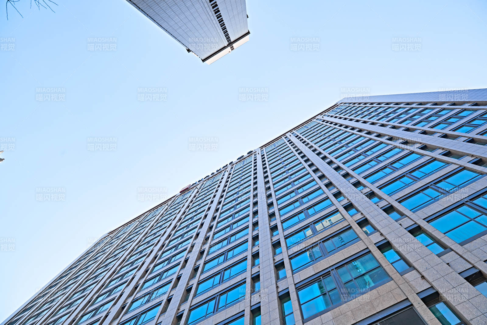 仰視現代建筑辦公樓和局部景觀