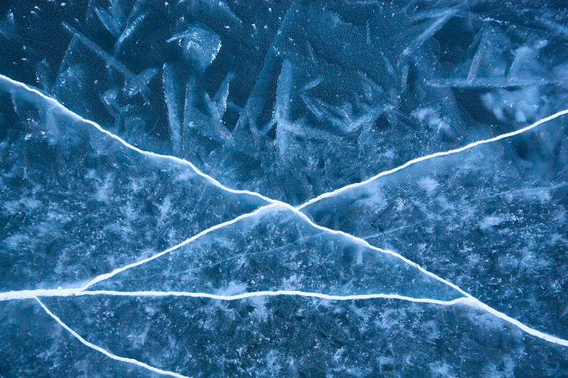 冬天冻结的湖面冰层花纹