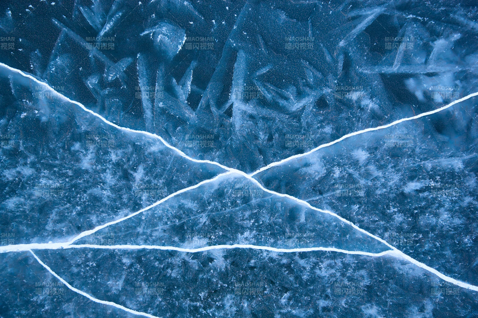 冬天冻结的湖面冰层花纹