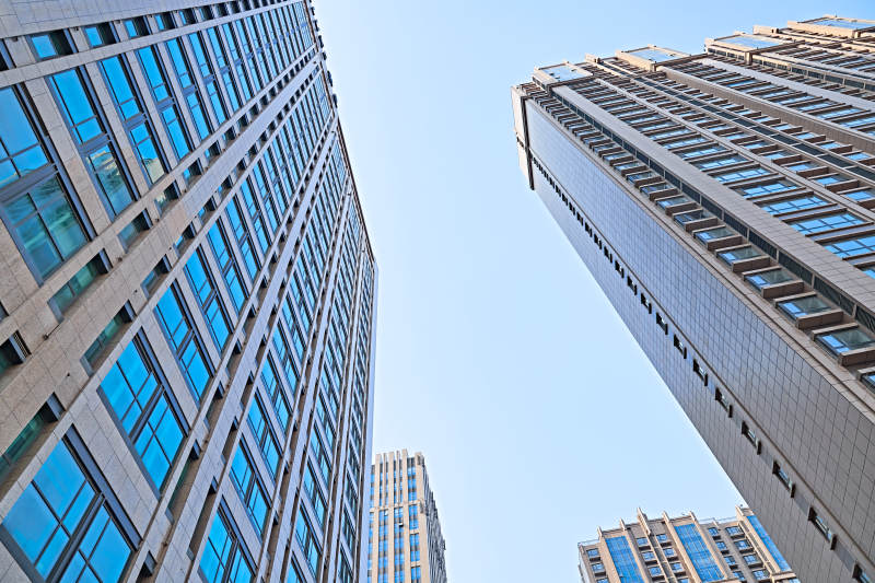 仰視現代建筑辦公樓和局部景觀