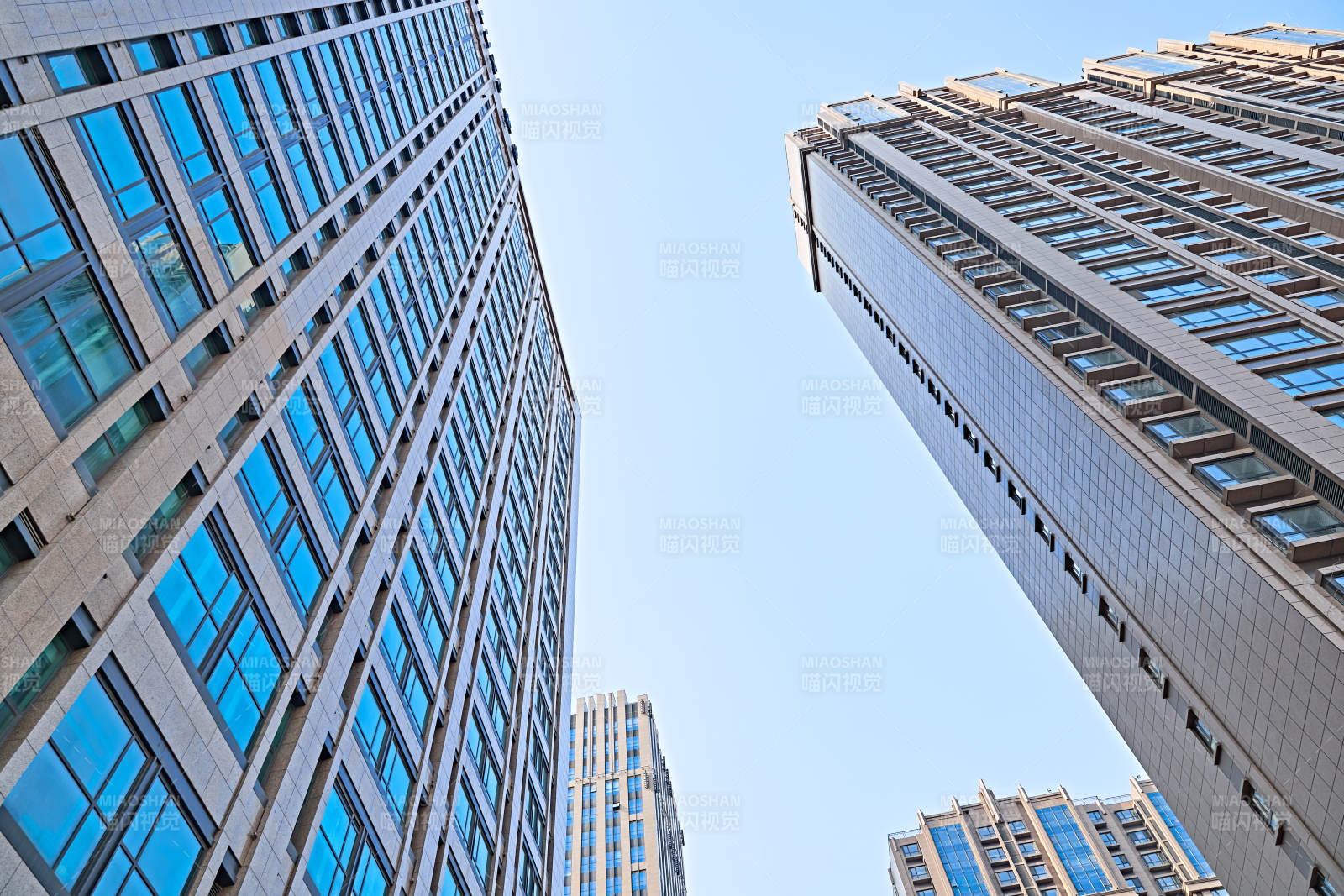 仰視現代建筑辦公樓和局部景觀