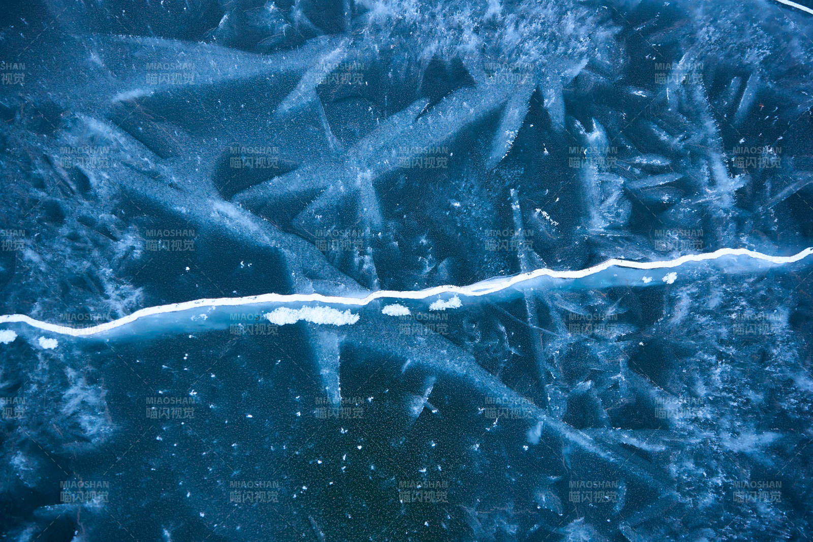 冬天冻结的湖面冰层花纹