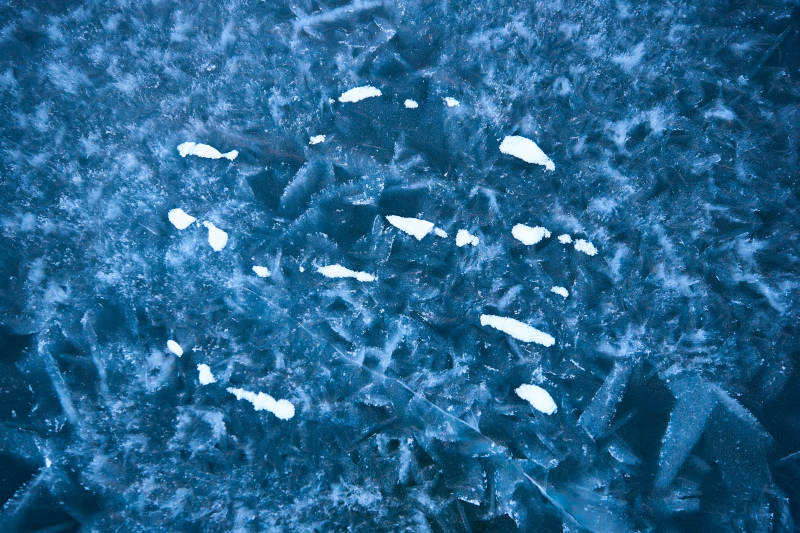 冬天冻结的湖面冰层花纹