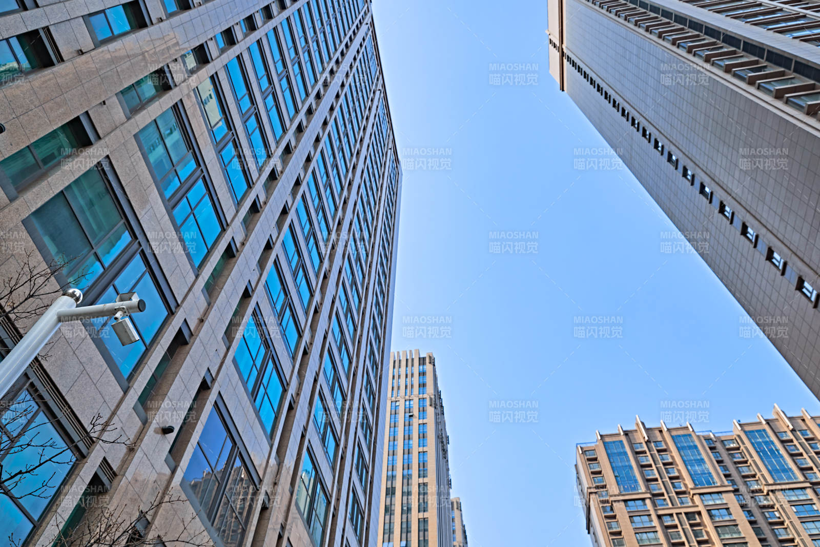 仰視現代建筑辦公樓和局部景觀