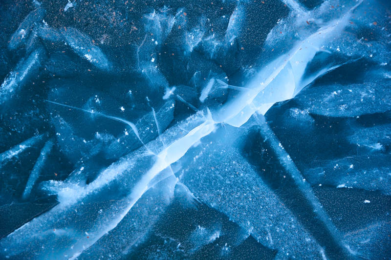 冬天冻结的湖面冰层花纹