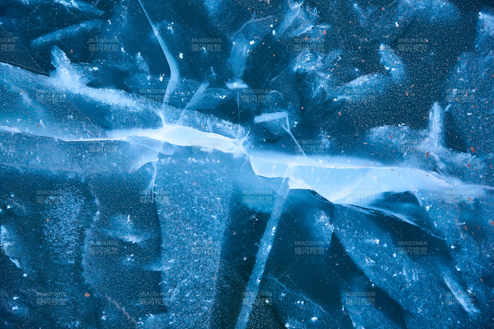 冬天冻结的湖面冰层花纹