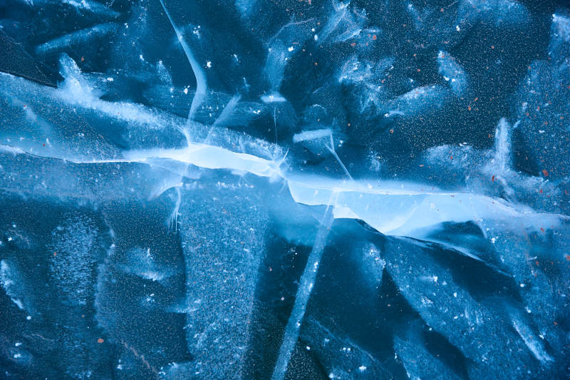 冬天冻结的湖面冰层花纹