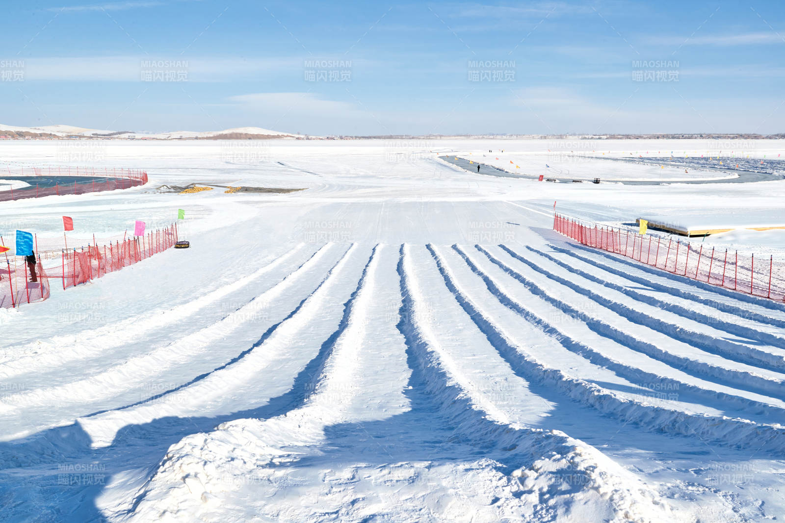 纯白整洁的冰雪皮划艇雪道