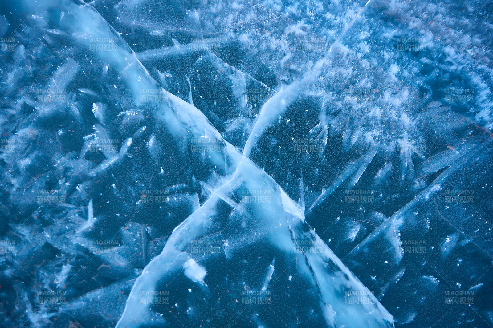 冬天冻结的湖面冰层花纹