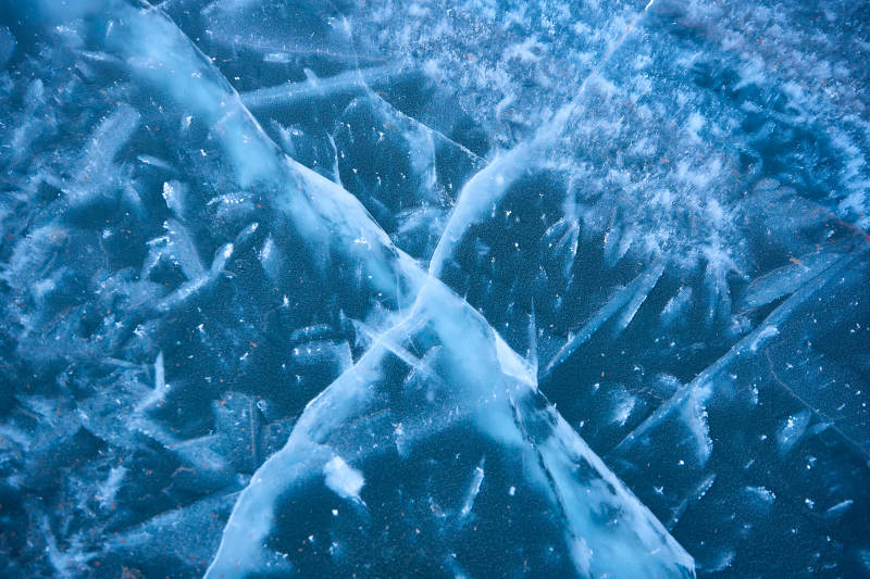 冬天冻结的湖面冰层花纹
