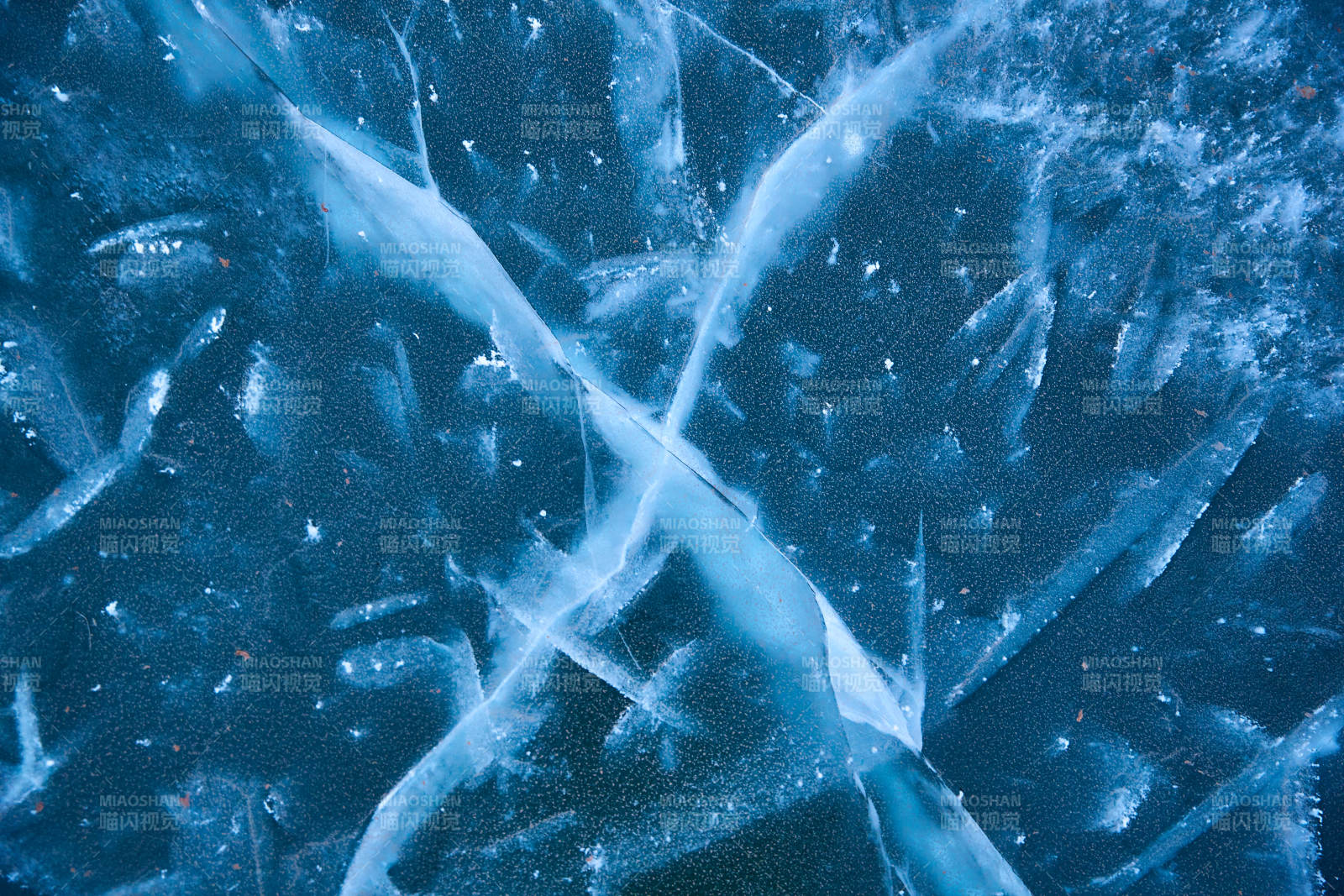 冬天冻结的湖面冰层花纹