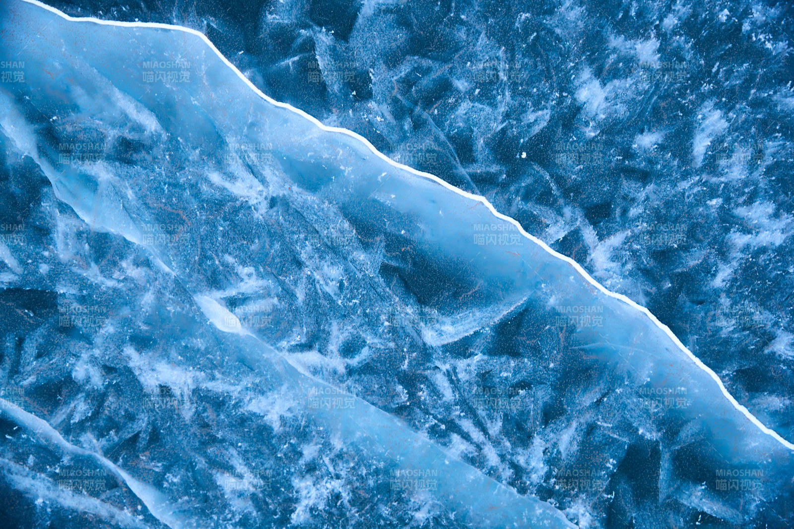 冬天冻结的湖面冰层花纹