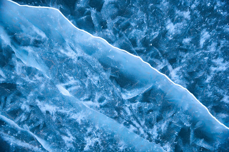 冬天冻结的湖面冰层花纹