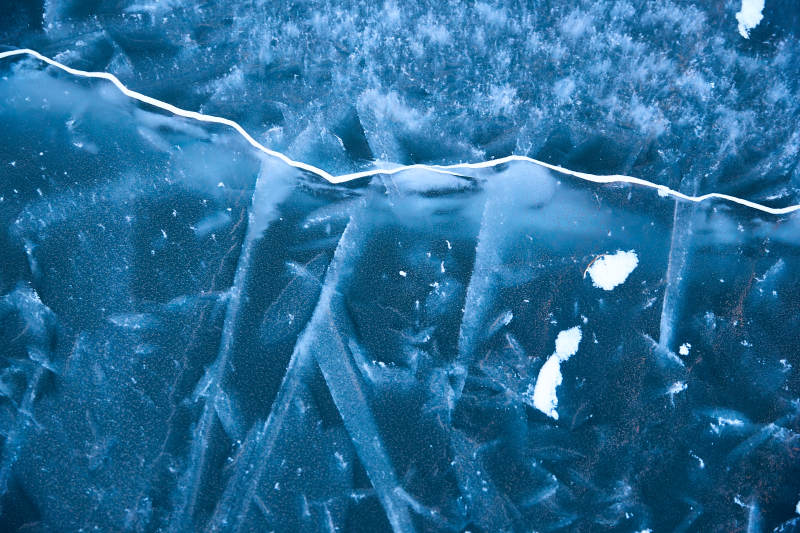 冬天冻结的湖面冰层花纹