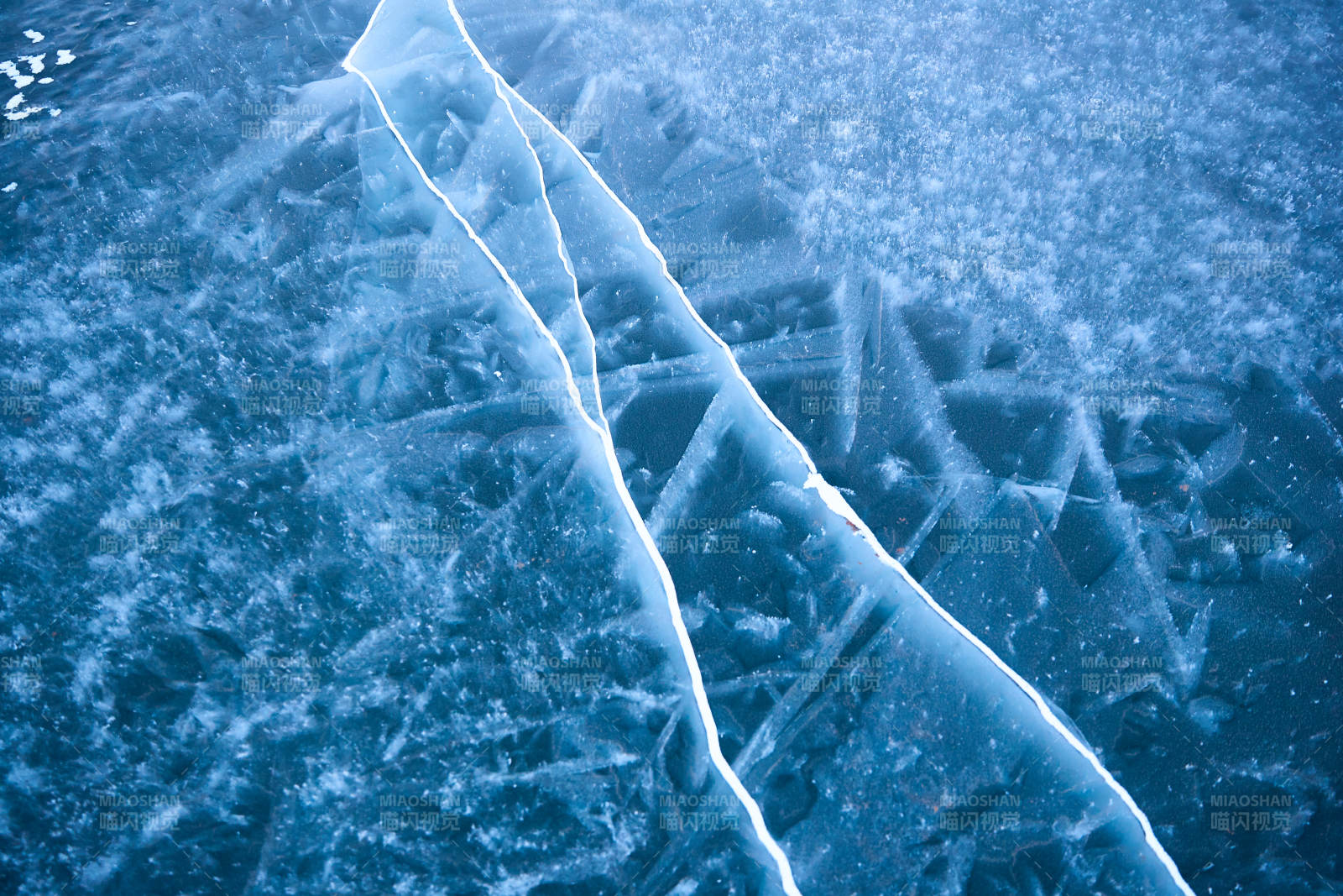 冬天冻结的湖面冰层花纹