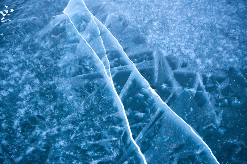 冬天冻结的湖面冰层花纹