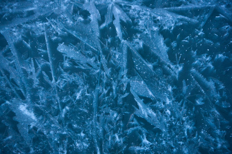 冬天冻结的湖面冰层花纹