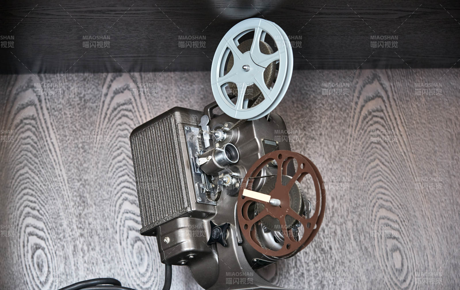 一台复古老式胶片电影放映机外观特写
