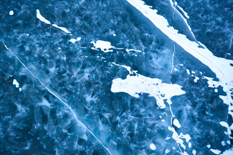 冬天冻结的湖面冰层花纹