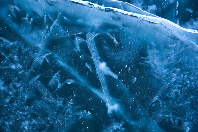 冬天冻结的湖面冰层花纹