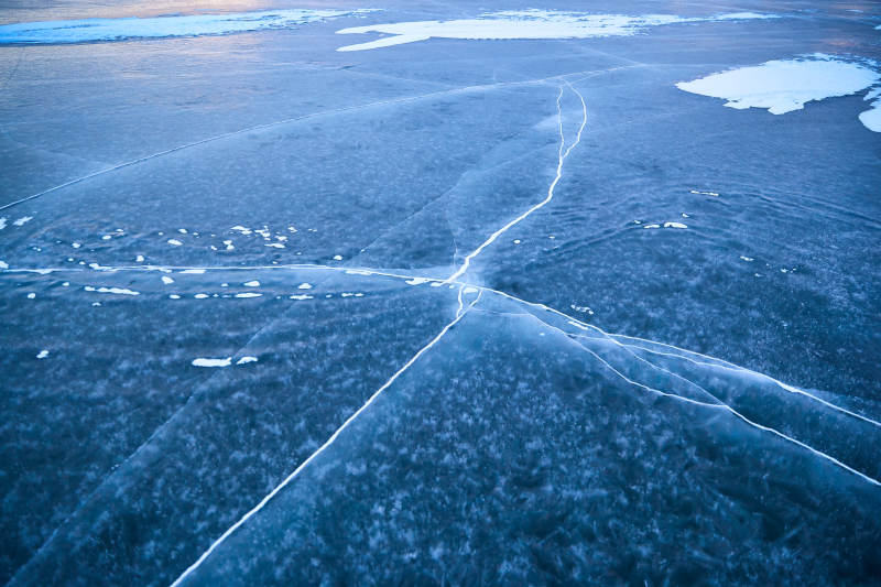 冬天冻结的湖面冰层花纹